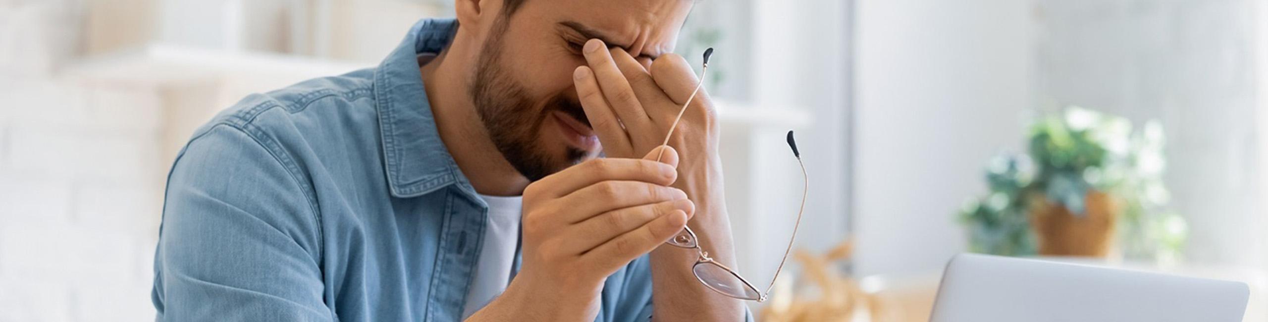 Mees on töö pärast stressis.