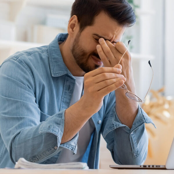 Mees on töö pärast stressis.