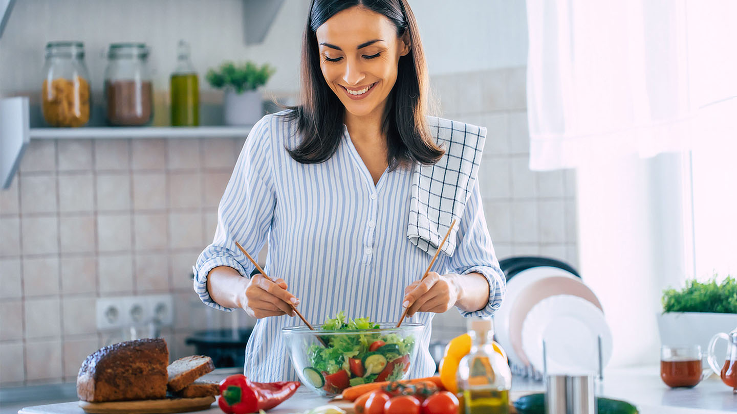 Noor naine valmistab tervislikku einet.