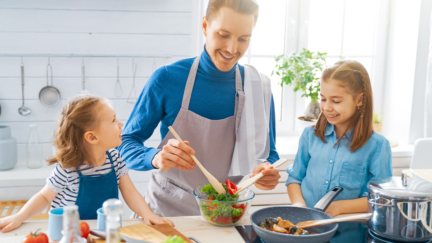 Perekond valmistab köögis tervislikku einet.
