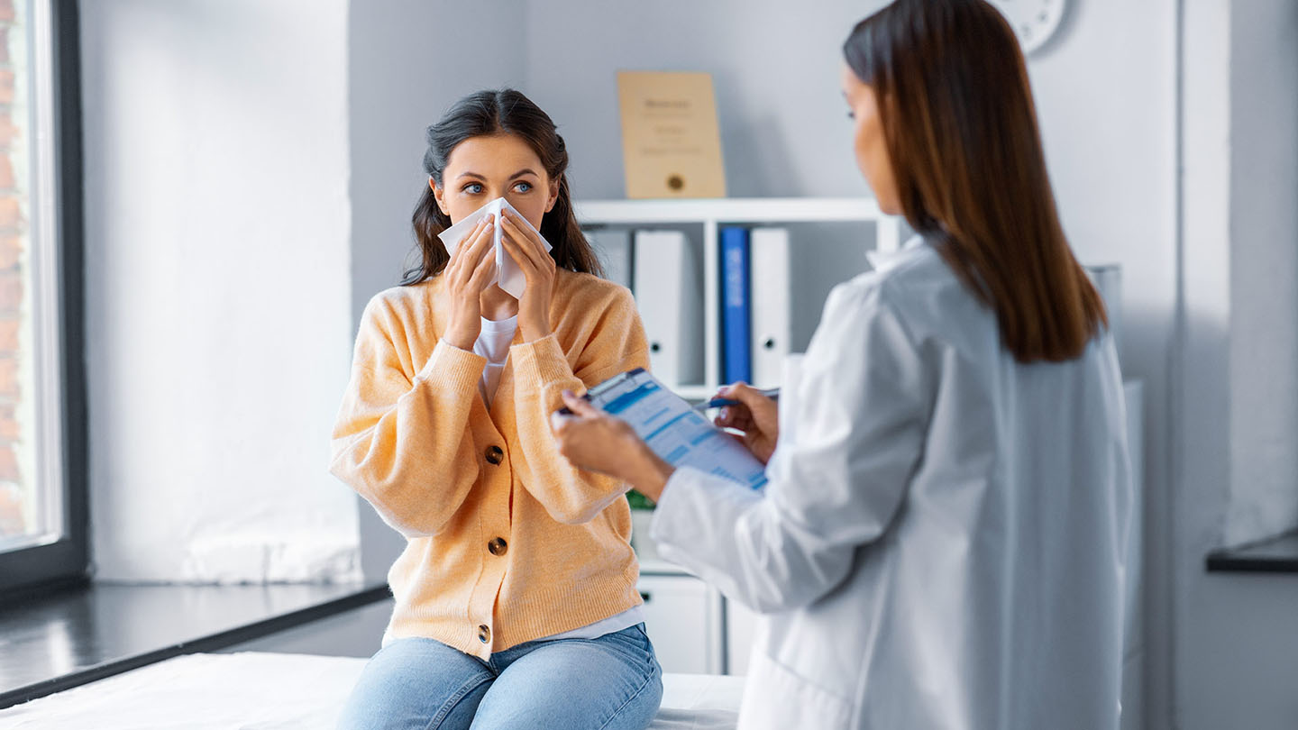 Gripihaige naine, keda arst uurib.