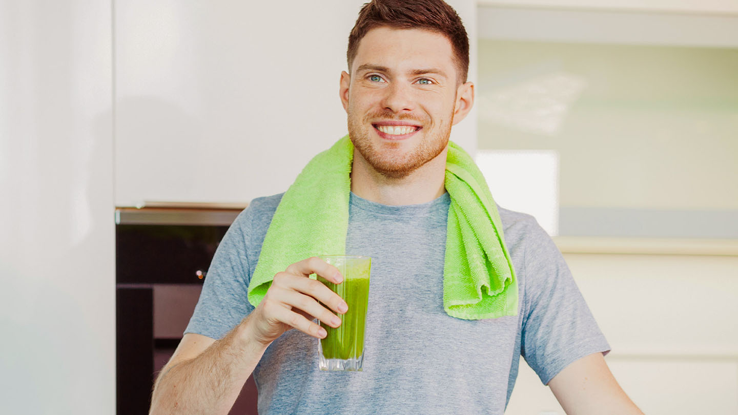 Mees naudib tervislikku rohelist smuutit.