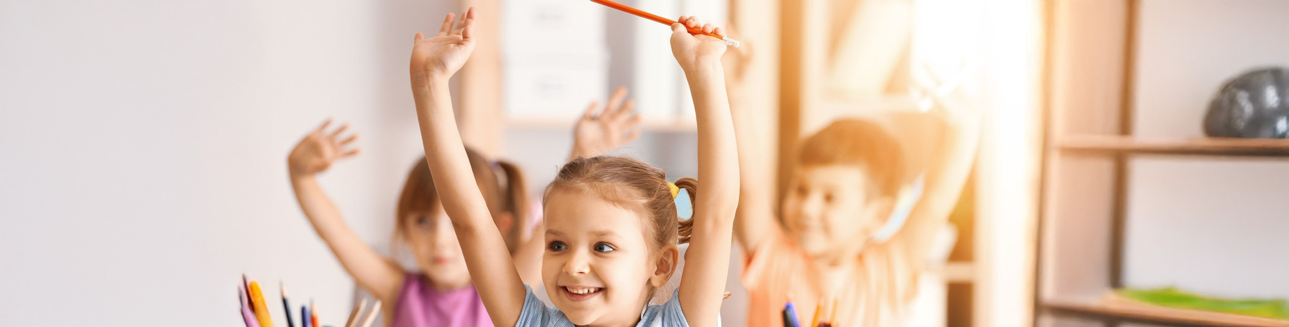 Õnnelikud lapsed koolis või lasteaias.