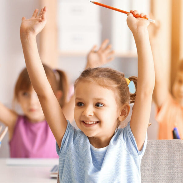 Õnnelikud lapsed koolis või lasteaias.