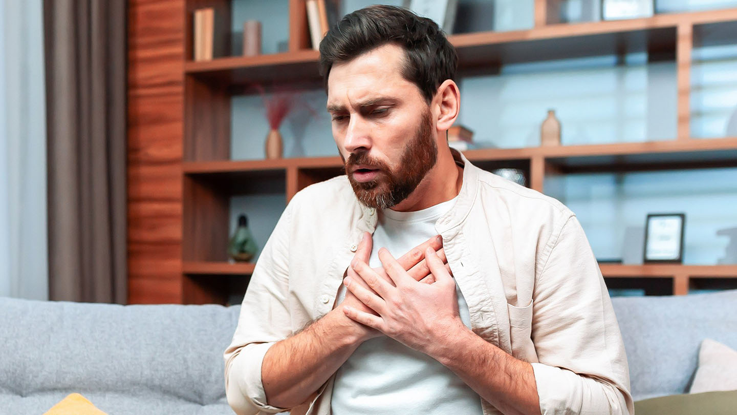 Mees köhib; immuunsus on langenud.