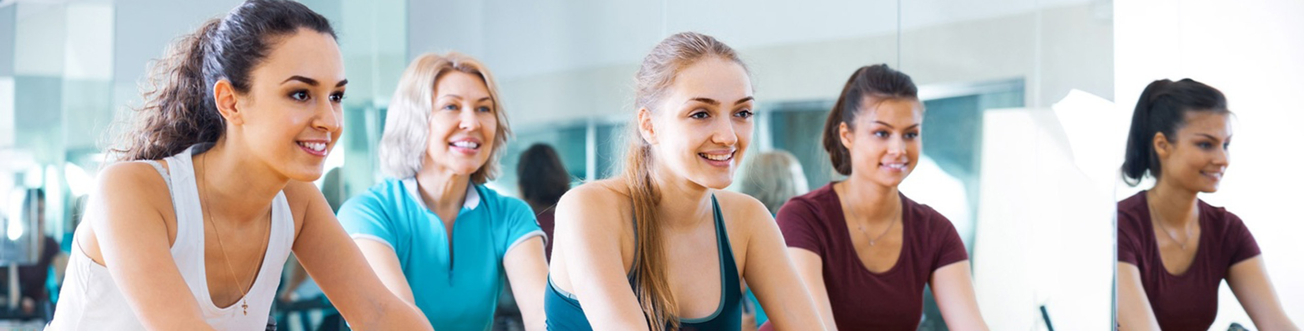 Noored naised naudivad rühmatreeningut.