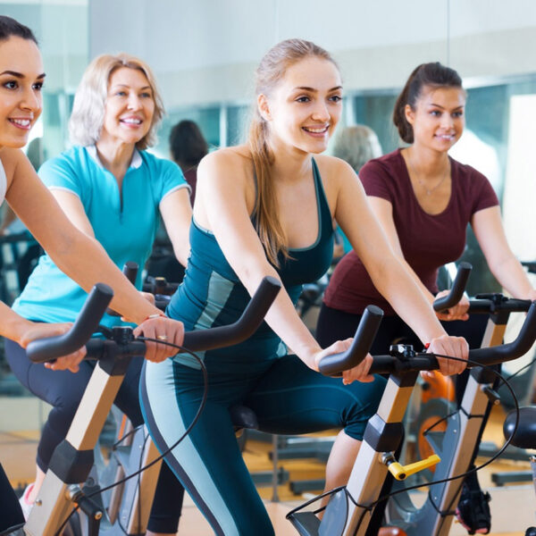 Noored naised naudivad rühmatreeningut.