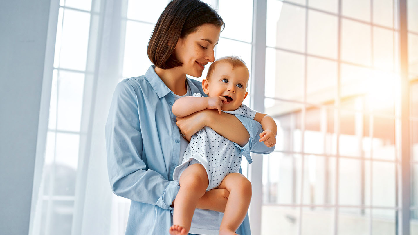 Ema lapsega süles.