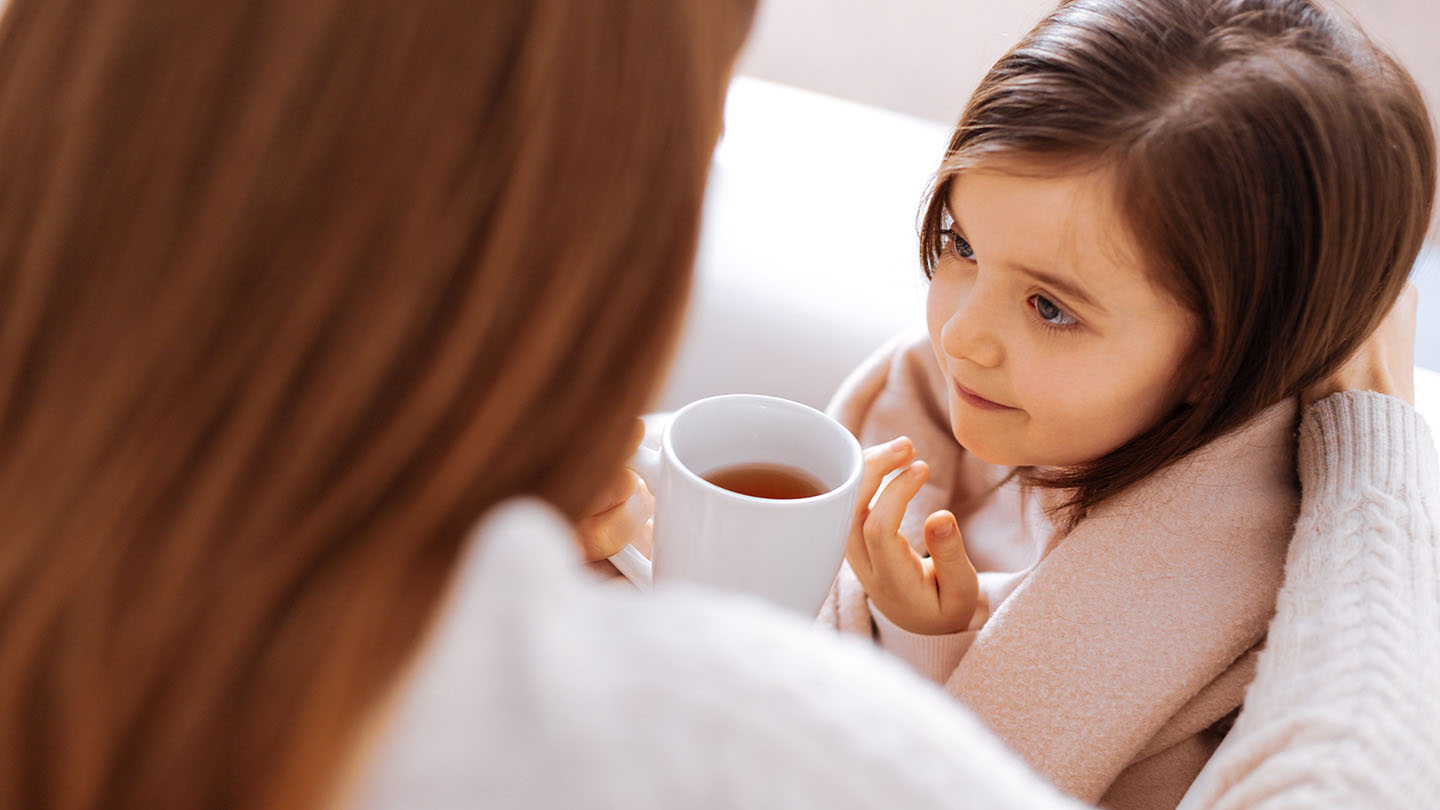 Ema pakub oma grippi põdevale tütrele teed.