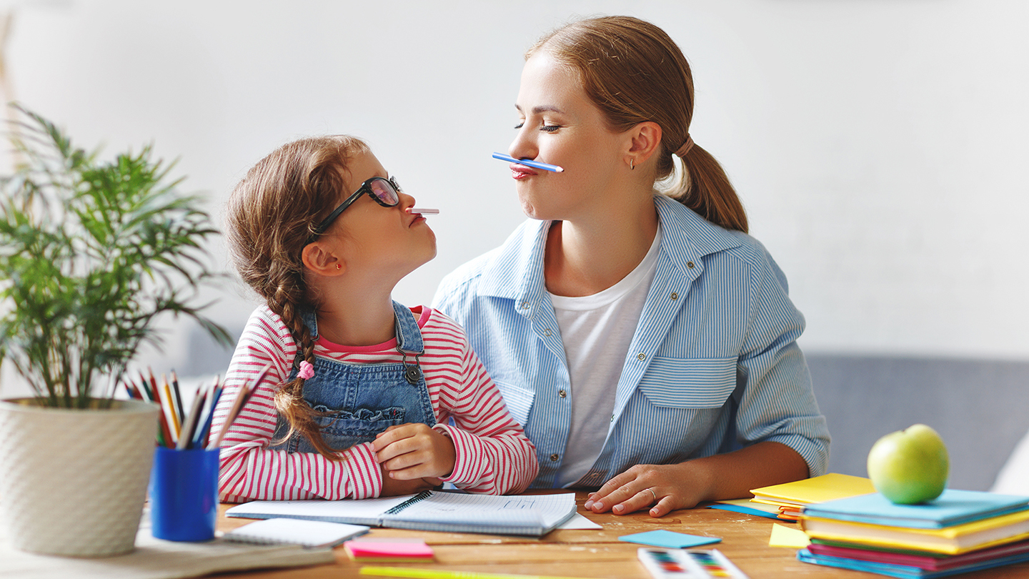 Õed mängivad kodutööde tegemise ajal.