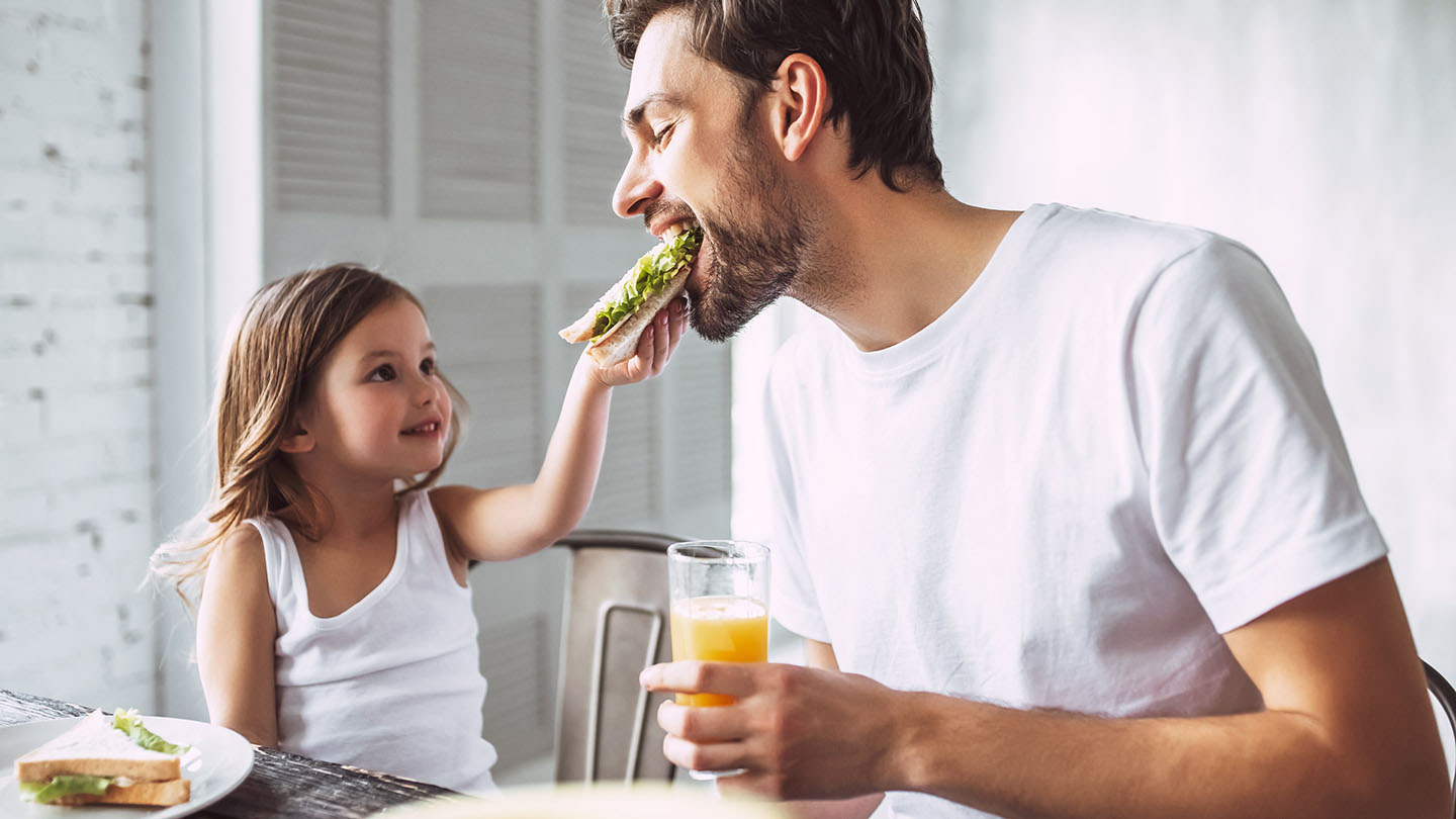 Isa ja laps naudivad võileiba.