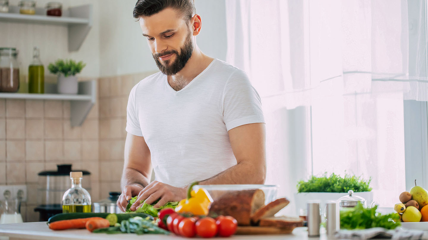 Meessportlane valmistab köögis tervislikku einet.
