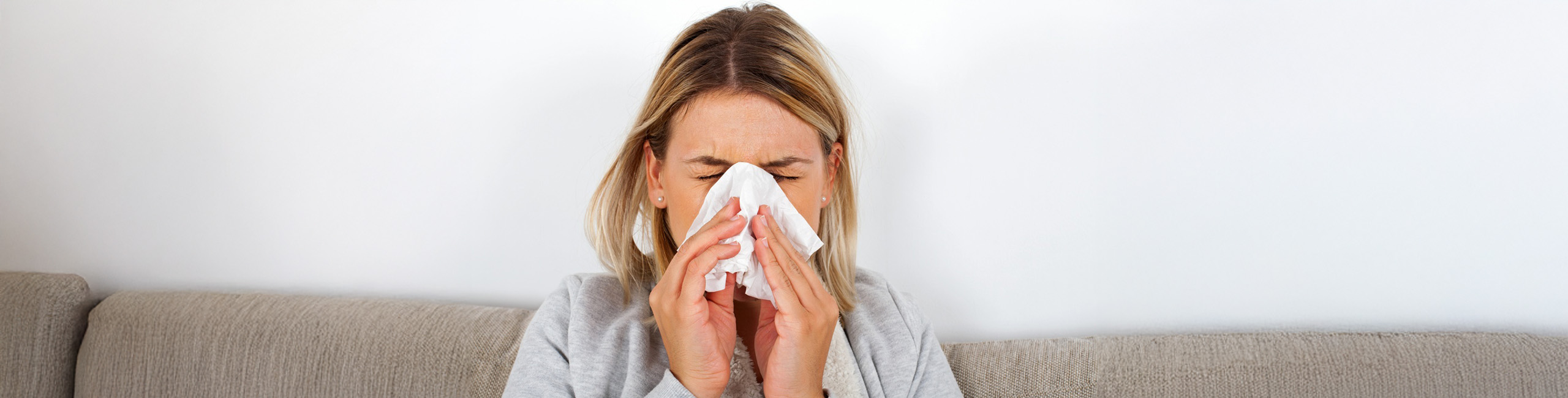 Haige naine, külmetuse ja gripi erinevus.