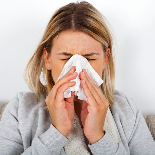 Haige naine, külmetuse ja gripi erinevus.