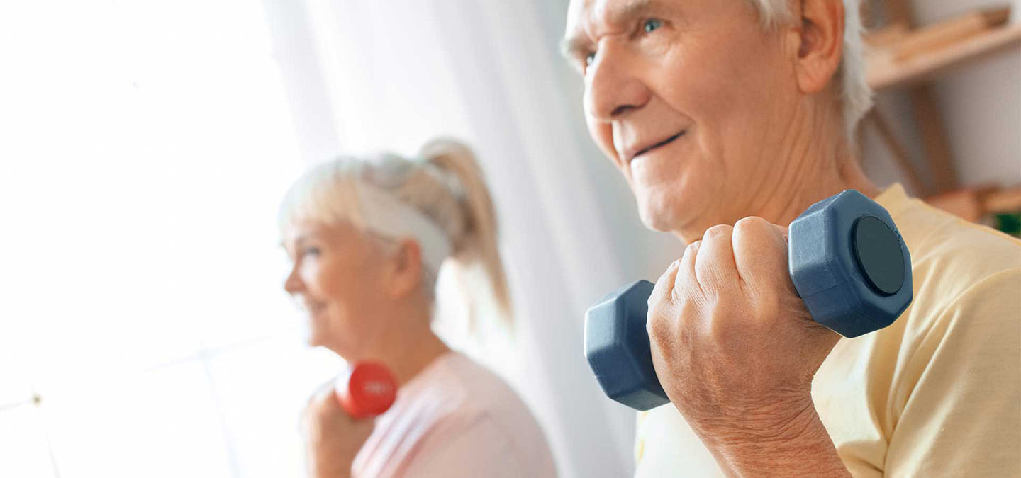 Eakas paar treenib, tugevdades immuunsüsteemi.