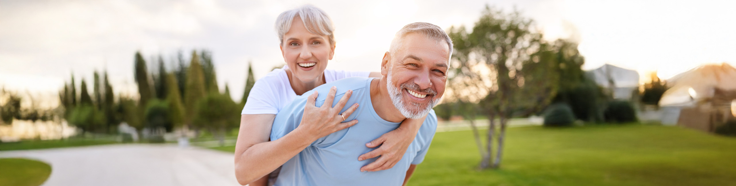 Tervislik eakas paar naudib loodust.