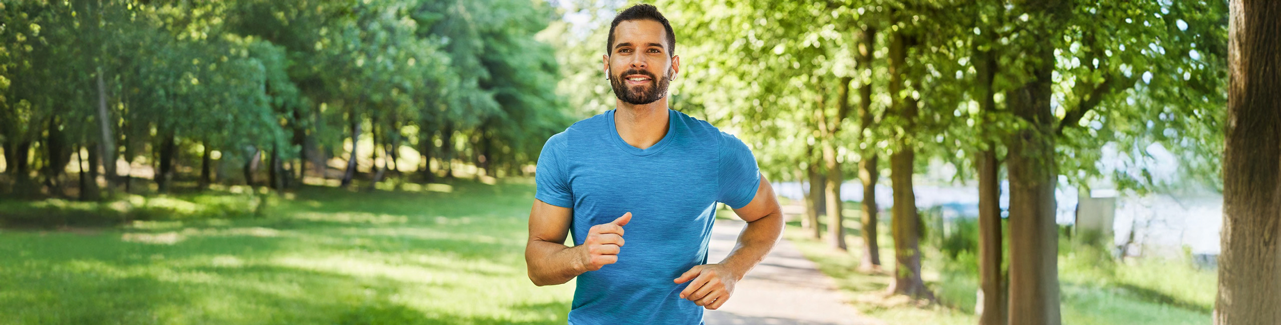 Mees jookseb pargis, füüsiline aktiivsus.