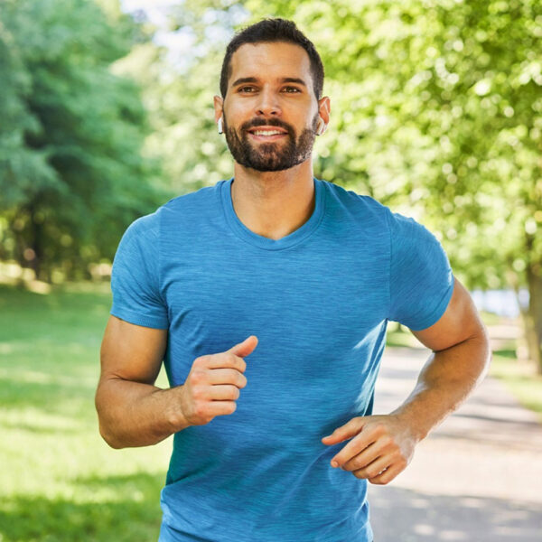 Mees jookseb pargis, füüsiline aktiivsus.